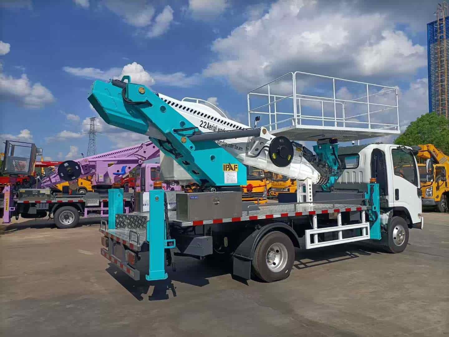 Isuzu 22m large platform aerial work vehicle
