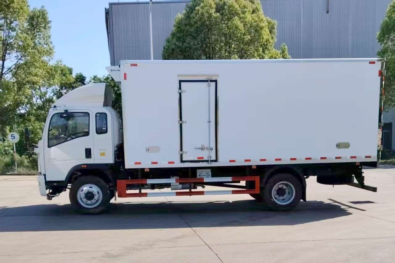 Sinotruk Howo 4.2-meter refrigerated truck, equipped with a Cold King RV1200S refrigeration unit
