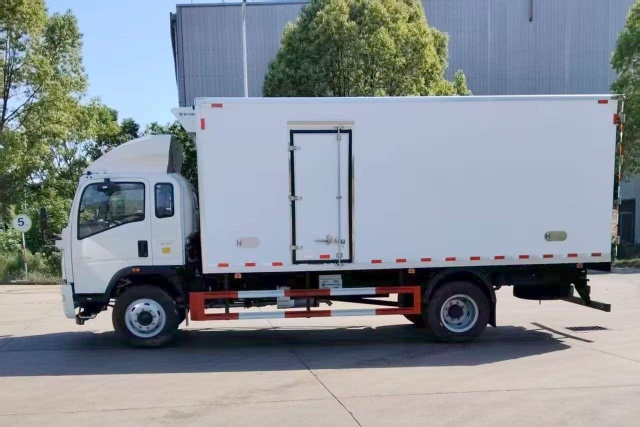 Sinotruk Howo 4.2-meter refrigerated truck, equipped with a Cold King RV1200S refrigeration unit