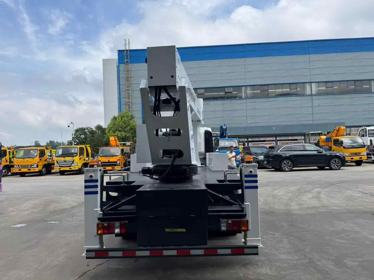 Isuzu 15 meter insulated aerial work vehicle with blue front suspension