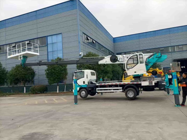 Isuzu's 25 meter high-altitude work platform has a maximum load capacity of 500kg