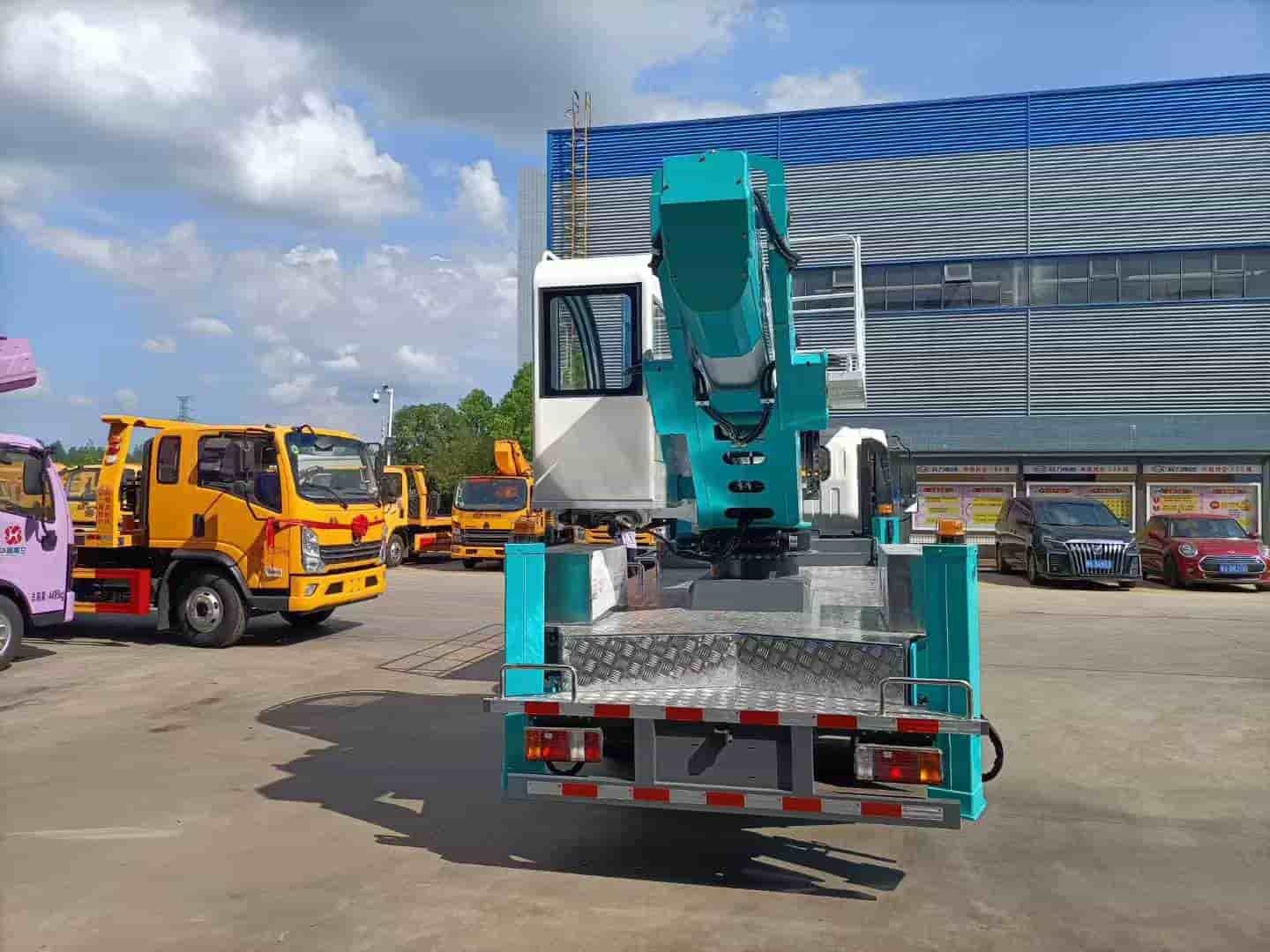 Isuzu 22m large platform aerial work vehicle