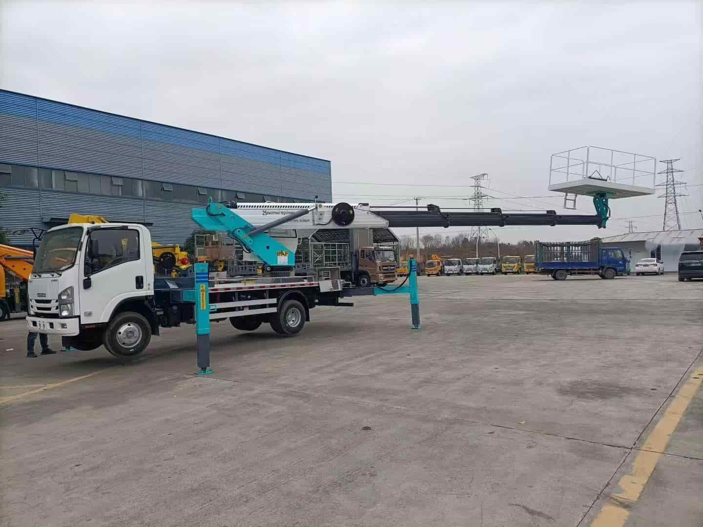 Isuzu's 25 meter high-altitude work platform has a maximum load capacity of 500kg