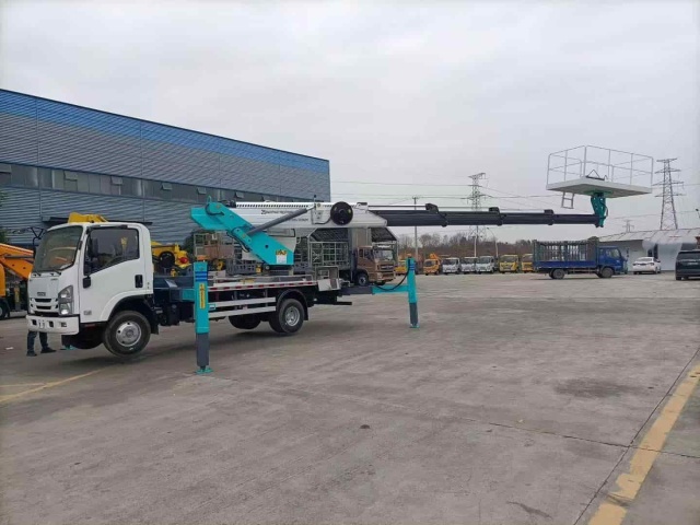 Isuzu's 25 meter high-altitude work platform has a maximum load capacity of 500kg