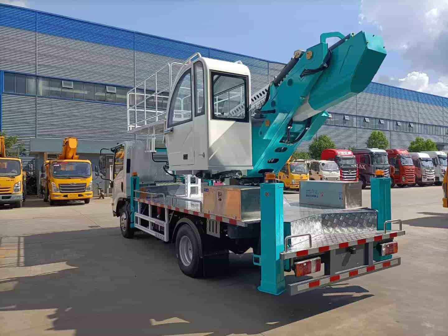 Isuzu 22m large platform aerial work vehicle