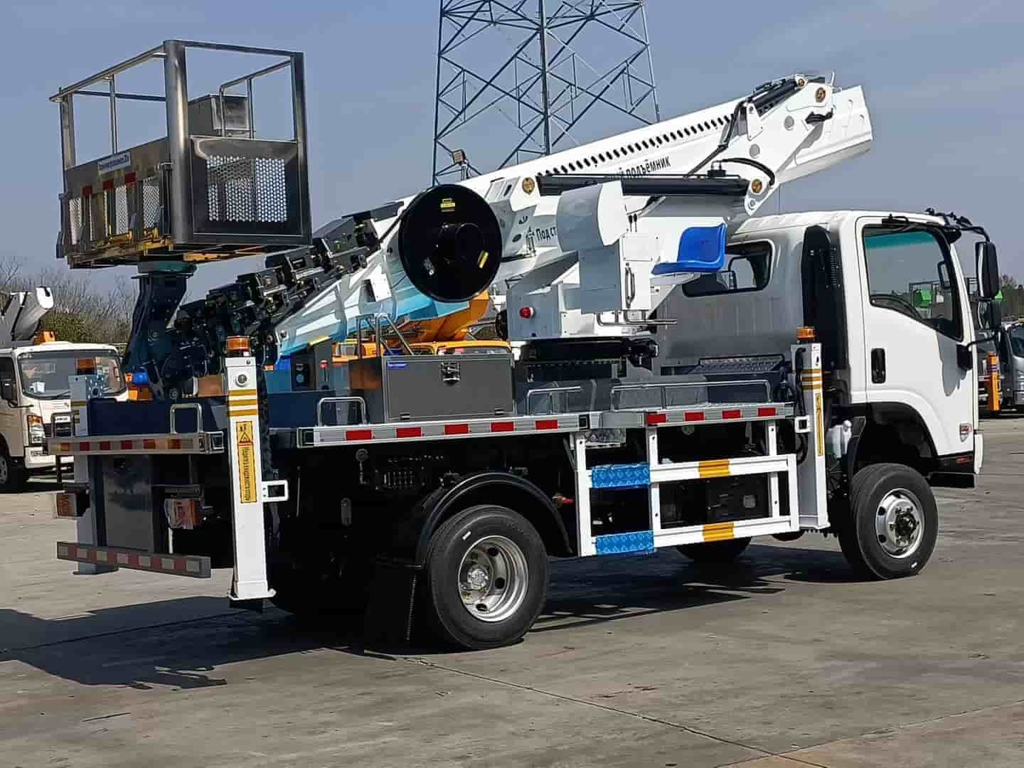 Four wheel drive Isuzu 36 meter aerial work vehicle