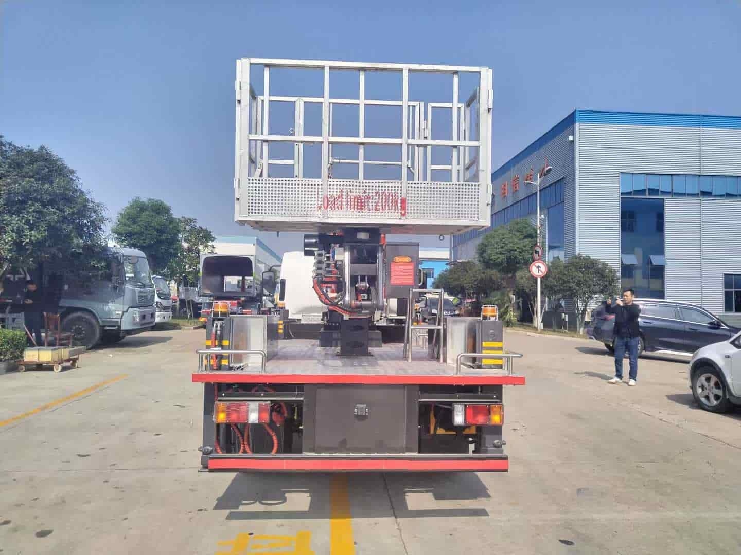 Isuzu KV100 28 meter aerial work platform
