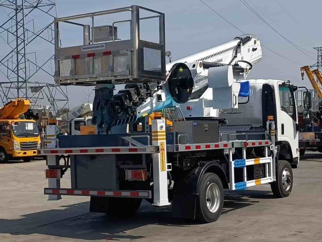 Four wheel drive Isuzu 36 meter aerial work vehicle