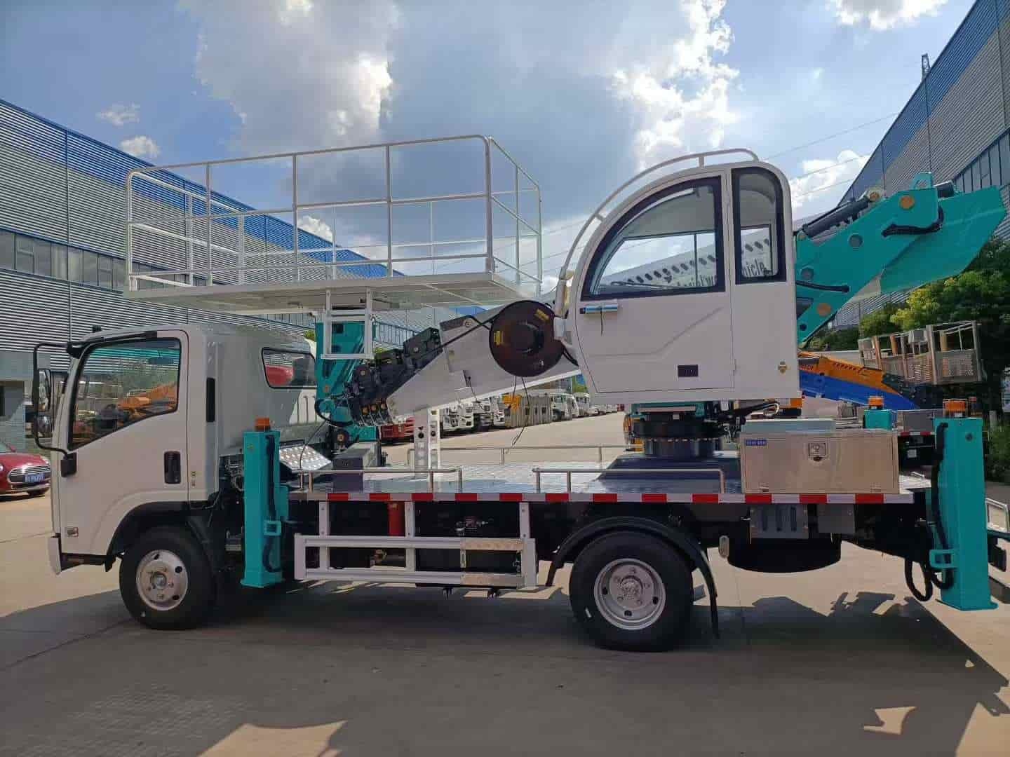 Isuzu 22m large platform aerial work vehicle