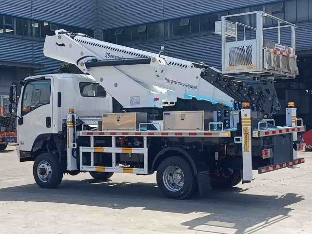 Four wheel drive Isuzu 36 meter aerial work vehicle