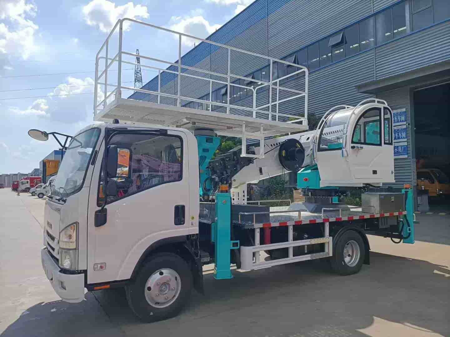 Isuzu 22m large platform aerial work vehicle