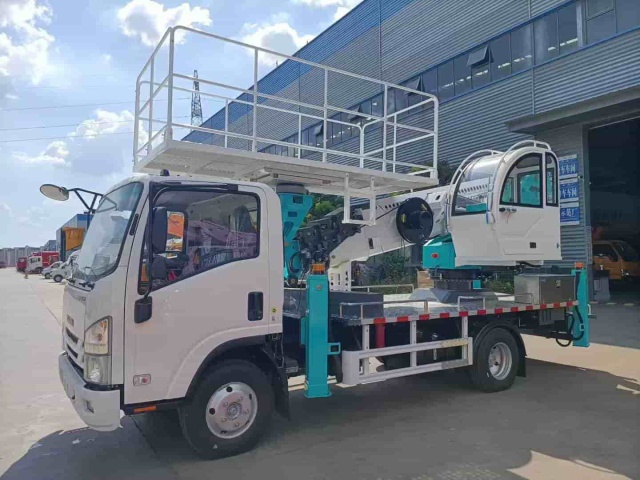 Isuzu 22m large platform aerial work vehicle