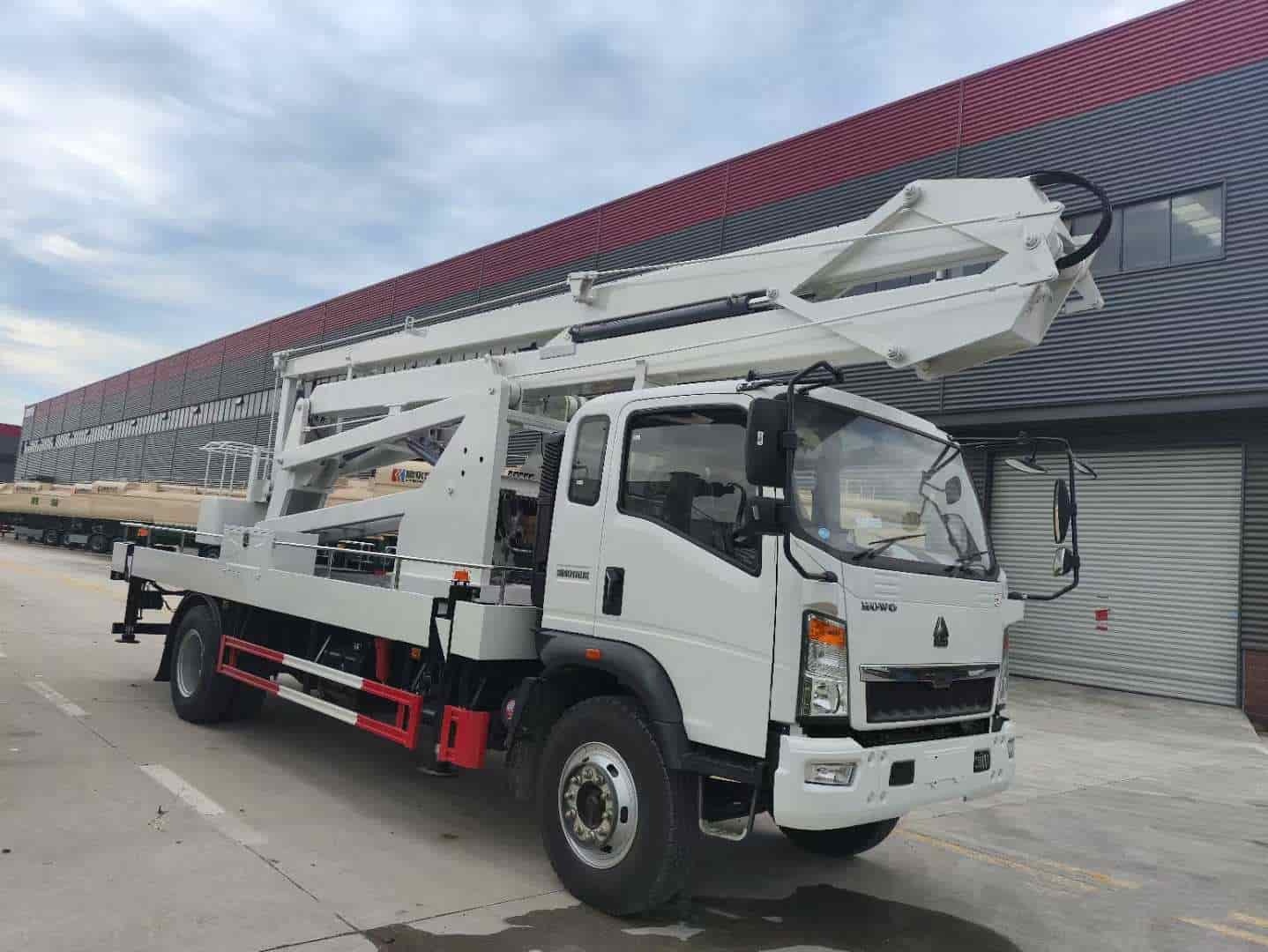Heavy Duty Truck 24 meter folding arm aerial work platform