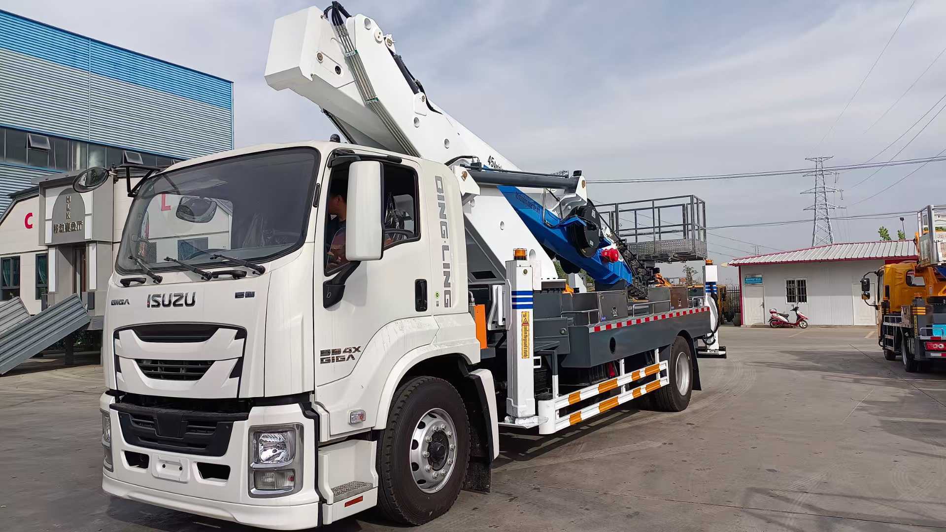 Isuzu Giga 45-meter aerial work vehicle