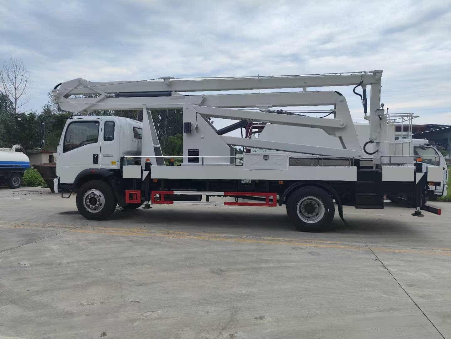 Heavy Duty Truck 24 meter folding arm aerial work platform