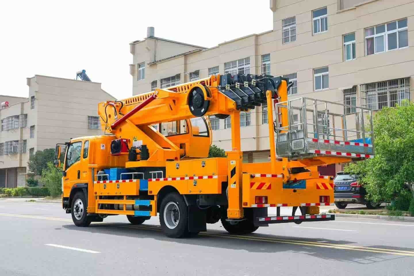Heavy Truck HOWO 35 meter seven arm aerial work vehicle with small flying arm
