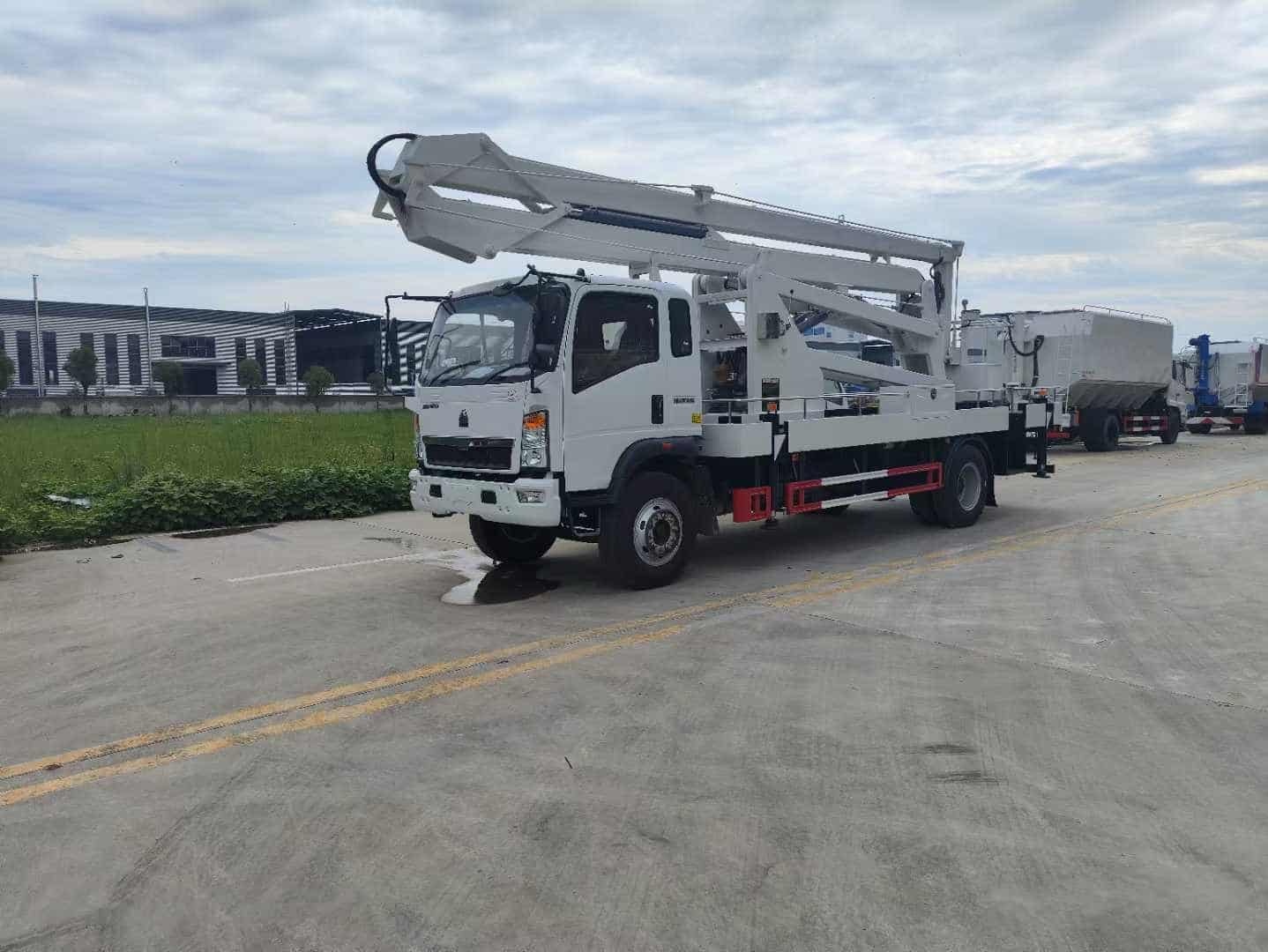 Heavy Duty Truck 24 meter folding arm aerial work platform