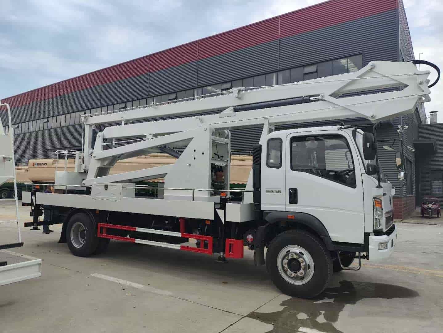 Heavy Duty Truck 24 meter folding arm aerial work platform