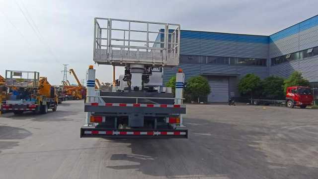 Isuzu Giga 45-meter aerial work vehicle