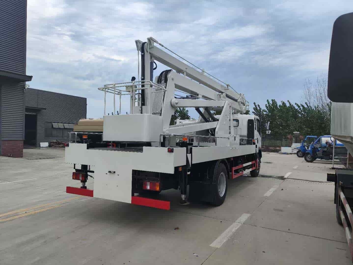 Heavy Duty Truck 24 meter folding arm aerial work platform