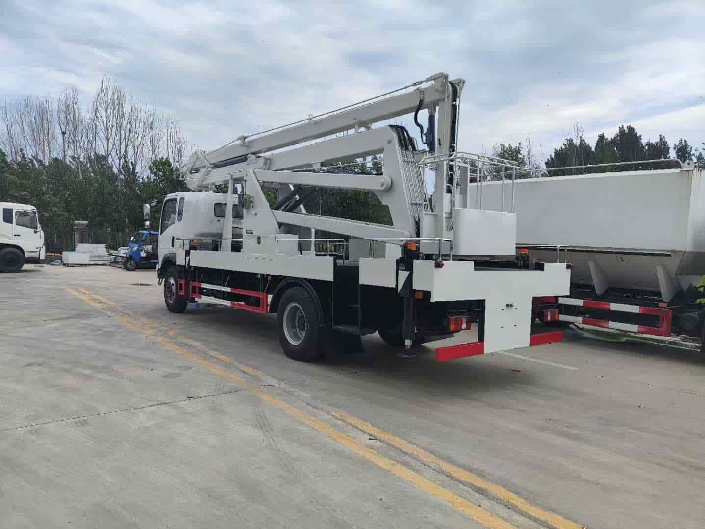 Heavy Duty Truck 24 meter folding arm aerial work platform