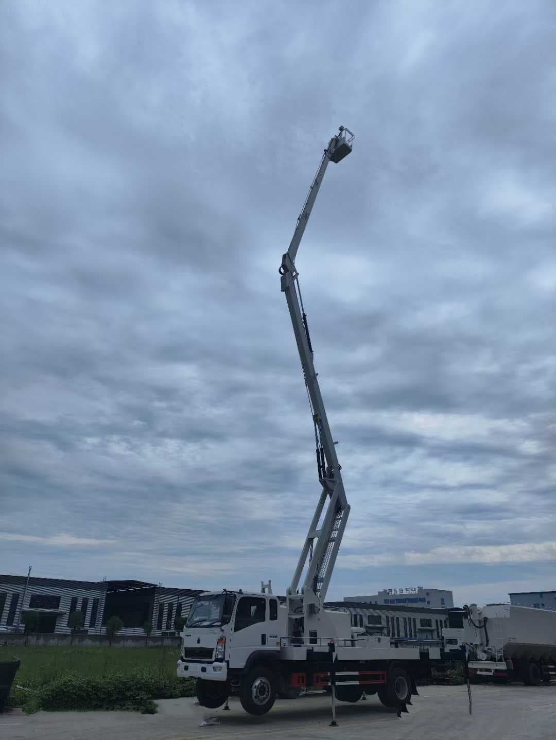 Heavy Duty Truck 24 meter folding arm aerial work platform