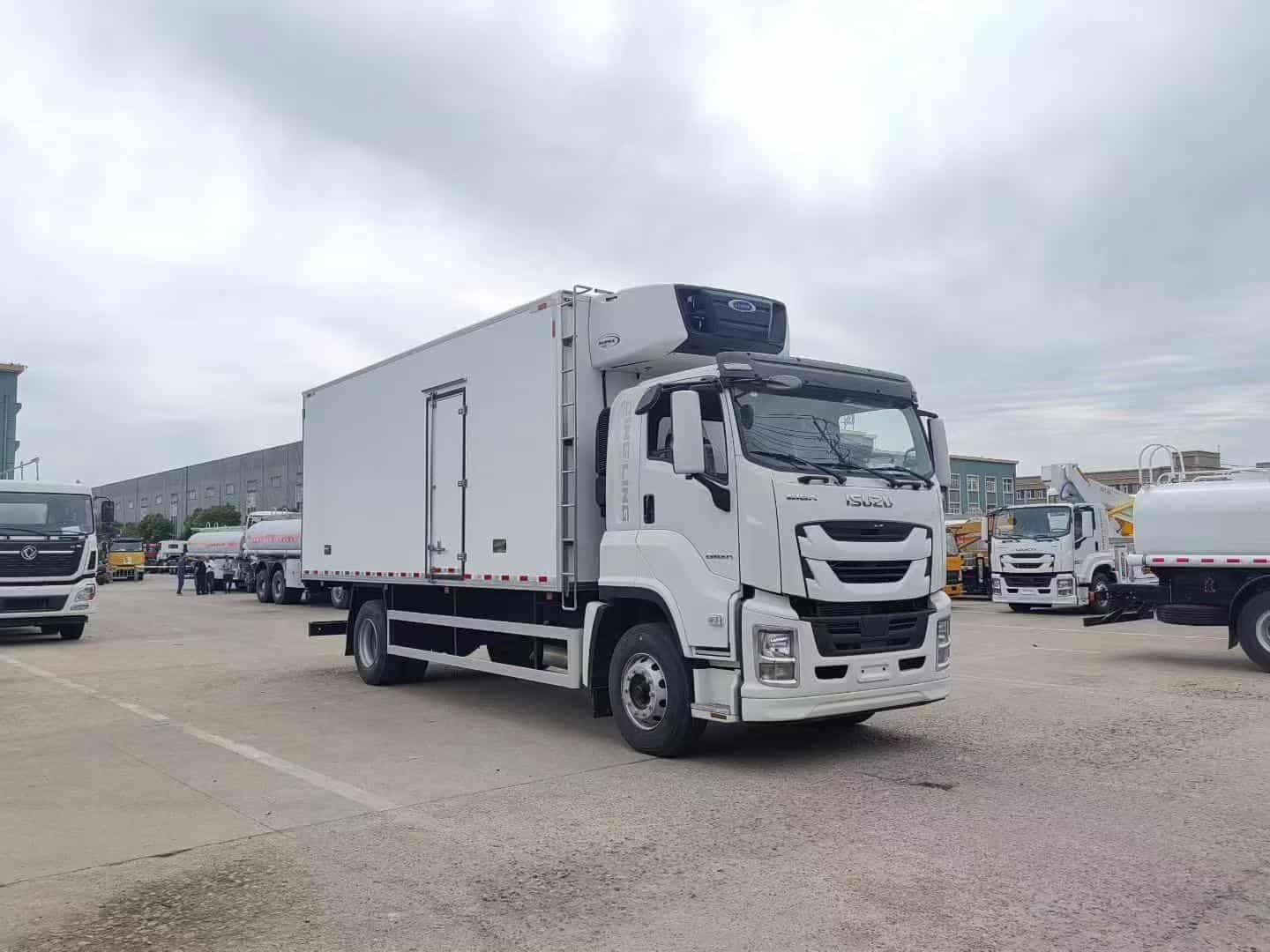 Isuzu Giant Coffee 205 horsepower 6.8-meter meat hook refrigerated truck installed with Carrier S850 independent cooler