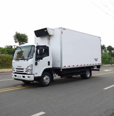 Isuzu 5.2-meter refrigerated truck