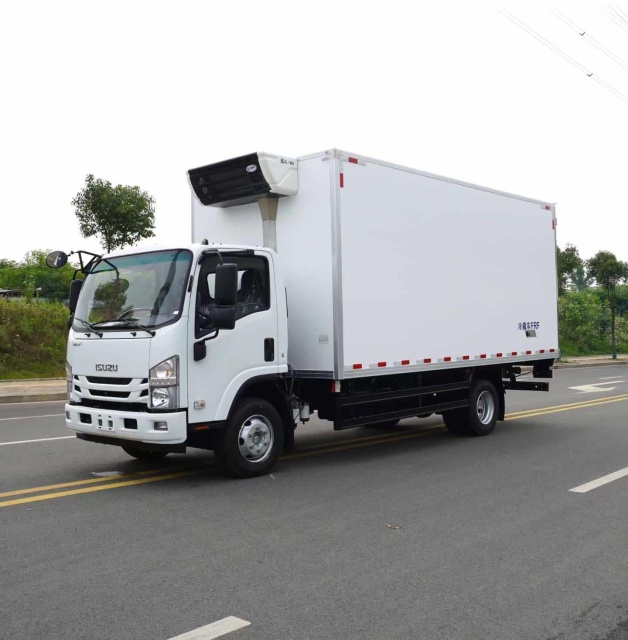 Isuzu 5.2-meter refrigerated truck
