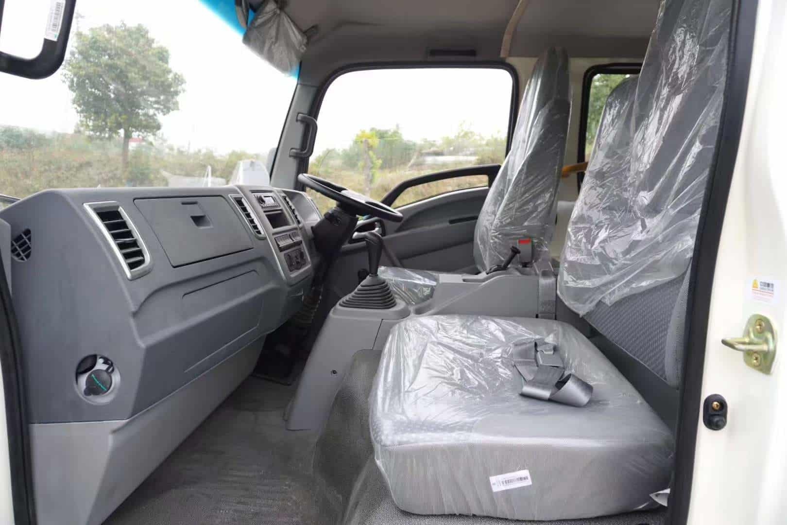 Heavy duty double row refrigerated truck