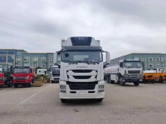 Isuzu Giant Coffee 205 horsepower 6.8-meter meat hook refrigerated truck installed with Carrier S850 independent cooler