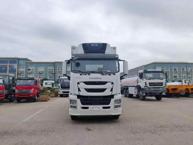 Isuzu Giant Coffee 205 horsepower 6.8-meter meat hook refrigerated truck installed with Carrier S850 independent cooler