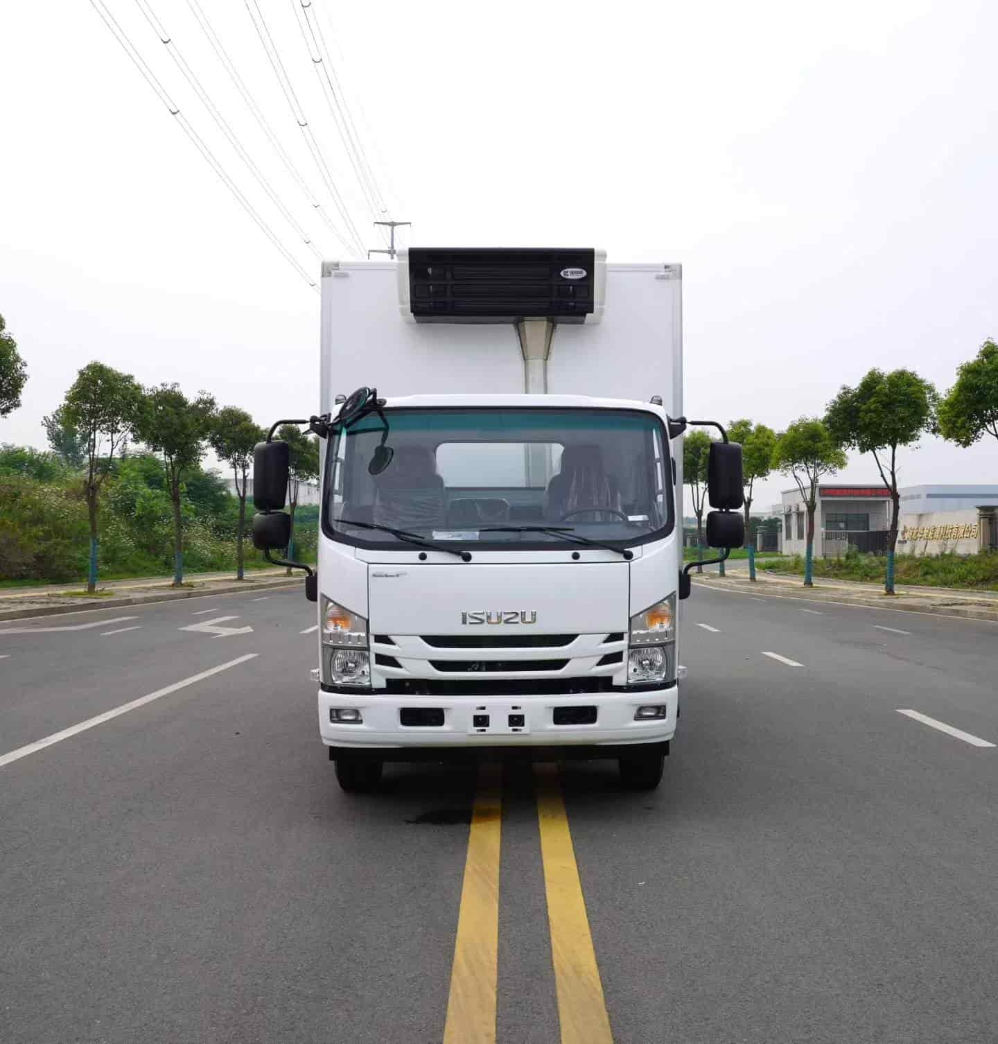 Isuzu 5.2-meter refrigerated truck