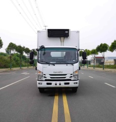 Isuzu 5.2-meter refrigerated truck
