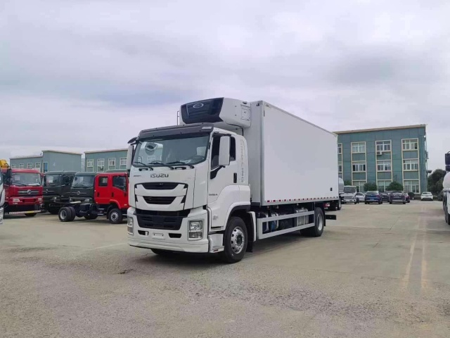 Isuzu Giant Coffee 205 horsepower 6.8-meter meat hook refrigerated truck installed with Carrier S850 independent cooler