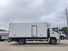 Isuzu Giant Coffee 205 horsepower 6.8-meter meat hook refrigerated truck installed with Carrier S850 independent cooler