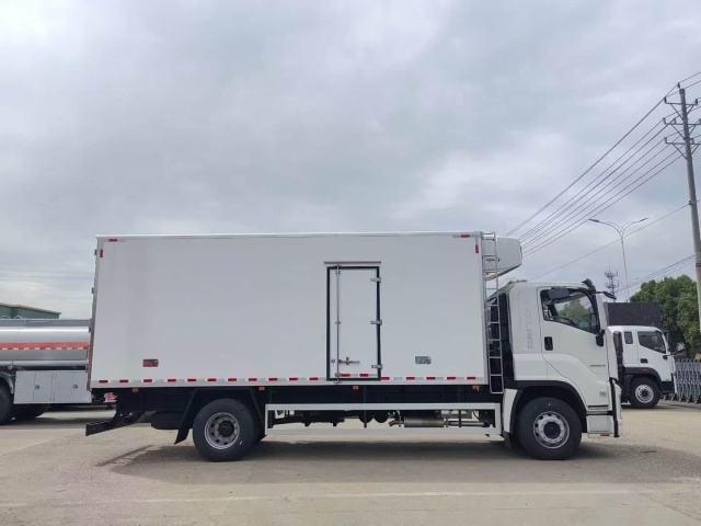 Isuzu Giant Coffee 205 horsepower 6.8-meter meat hook refrigerated truck installed with Carrier S850 independent cooler