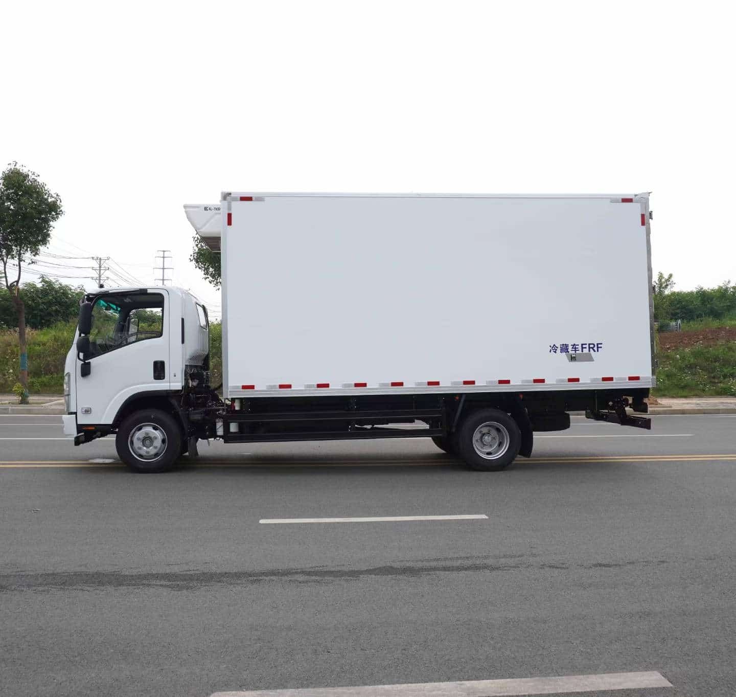 Isuzu 5.2-meter refrigerated truck