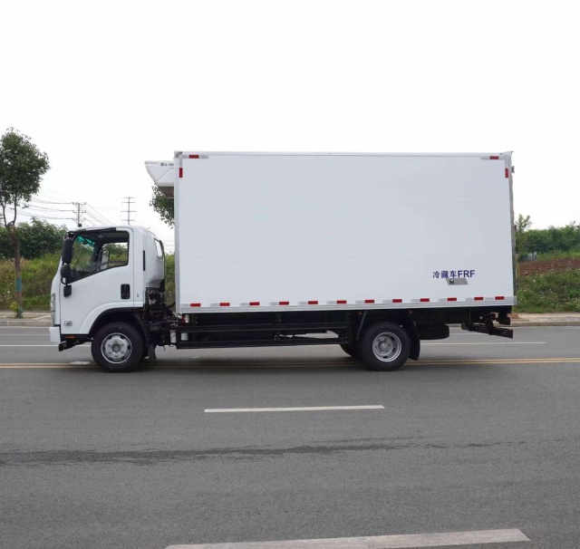 Isuzu 5.2-meter refrigerated truck