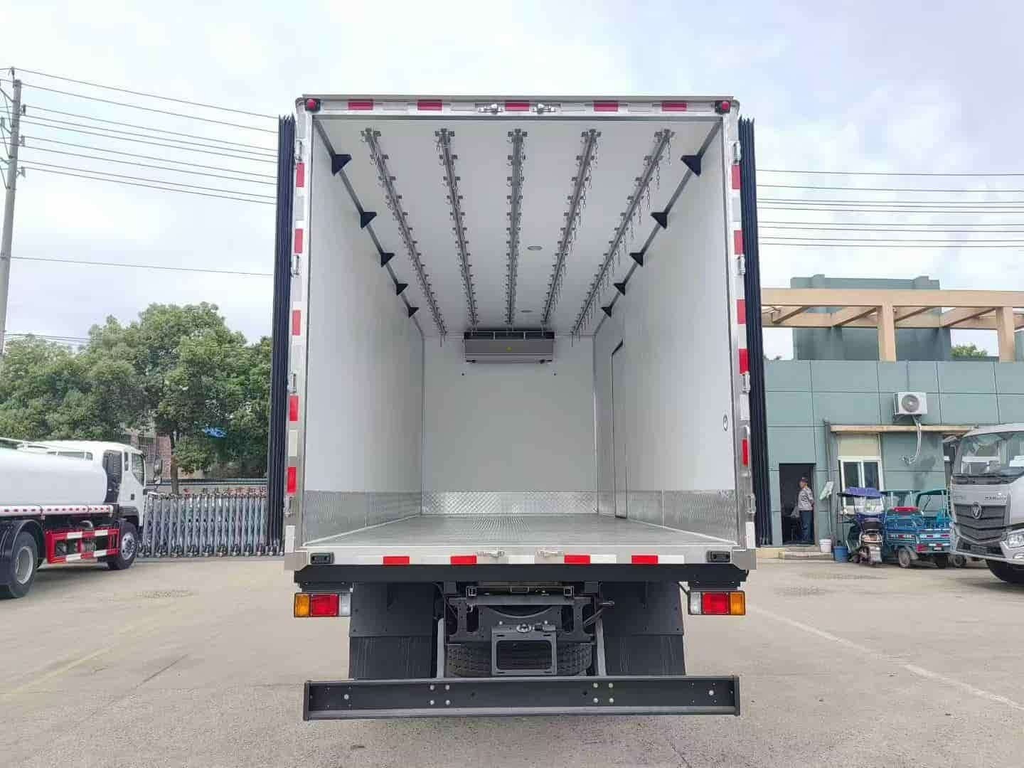 Isuzu Giant Coffee 205 horsepower 6.8-meter meat hook refrigerated truck installed with Carrier S850 independent cooler