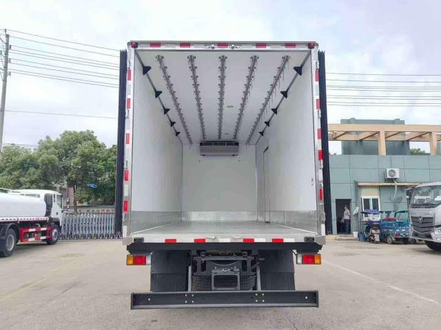 Isuzu Giant Coffee 205 horsepower 6.8-meter meat hook refrigerated truck installed with Carrier S850 independent cooler