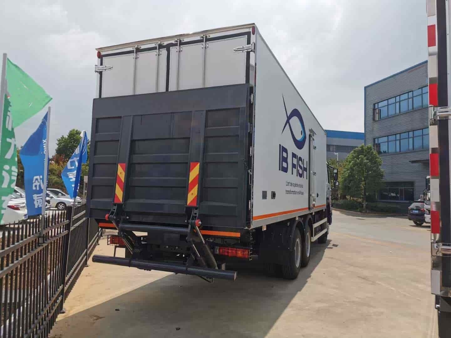 Heavy duty Howo 6x4 refrigerated truck with 3-ton hydraulic tailboard