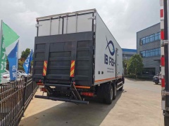 Heavy duty Howo 6x4 refrigerated truck with 3-ton hydraulic tailboard