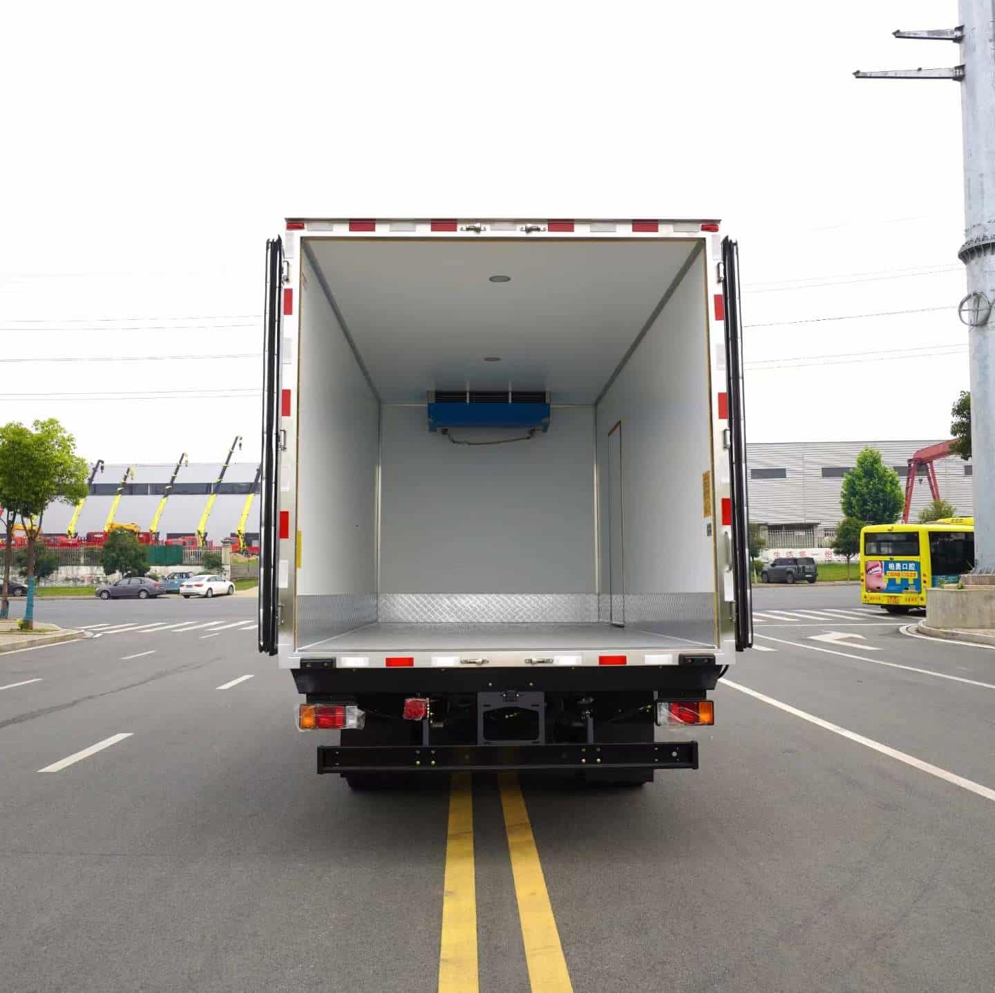 Isuzu 5.2-meter refrigerated truck