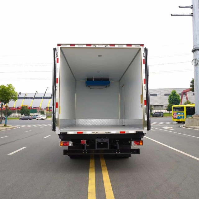 Isuzu 5.2-meter refrigerated truck