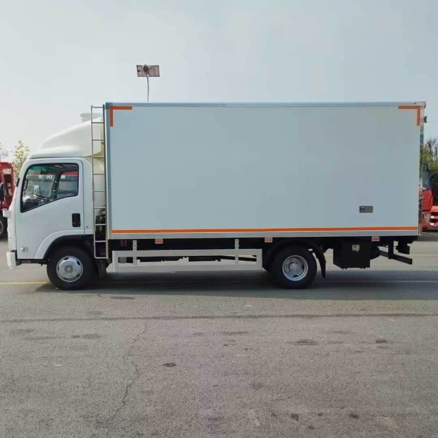 Isuzu KV600 5.2-meter refrigerated truck