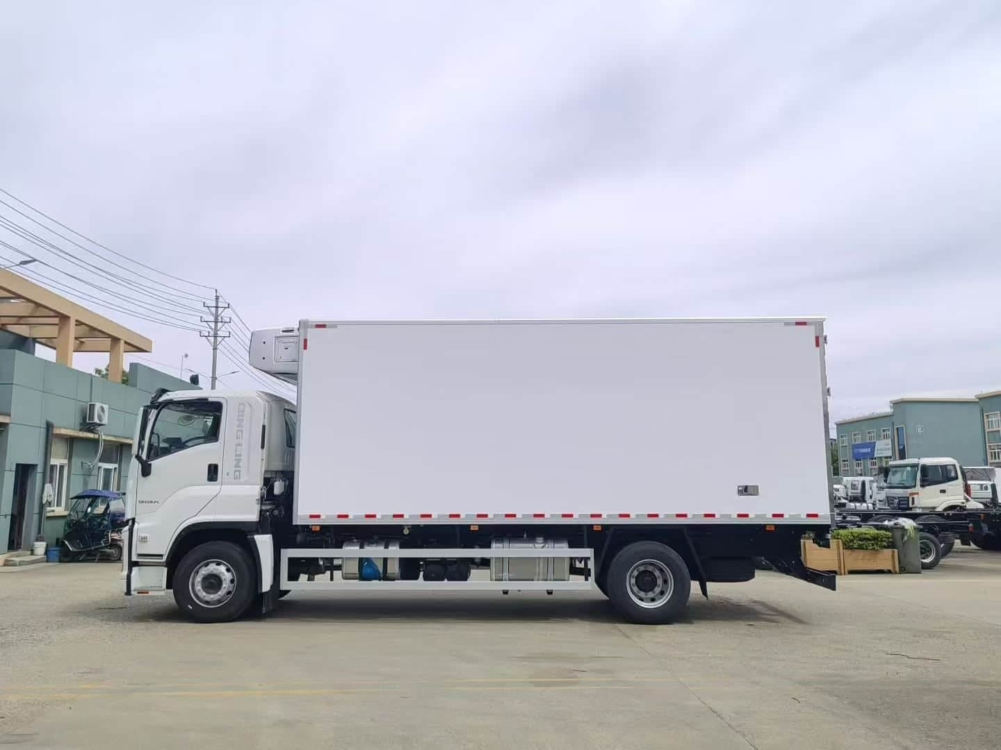 Isuzu Giant Coffee 205 horsepower 6.8-meter meat hook refrigerated truck installed with Carrier S850 independent cooler