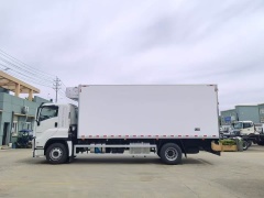 Isuzu Giant Coffee 205 horsepower 6.8-meter meat hook refrigerated truck installed with Carrier S850 independent cooler