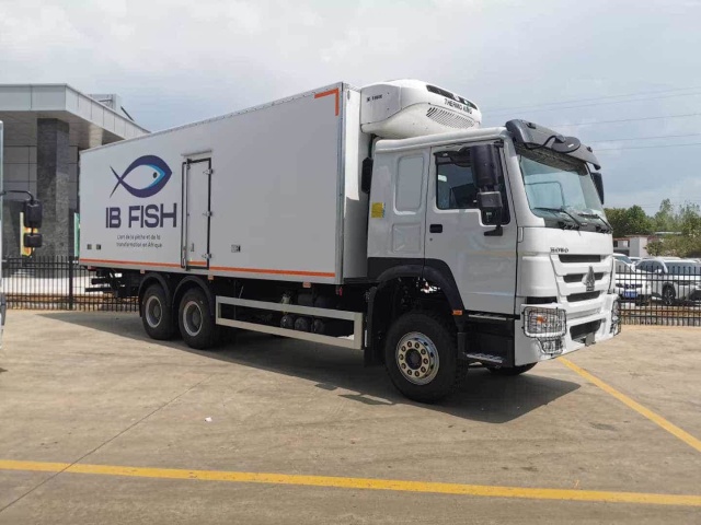 Heavy duty Howo 6x4 refrigerated truck with 3-ton hydraulic tailboard