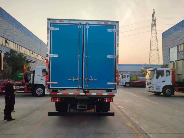 Heavy duty T880Pro refrigerated truck